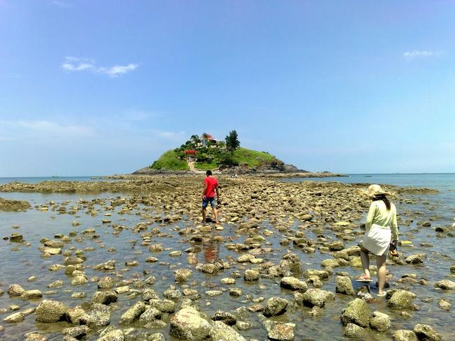 Du lịch đảo Hòn Bà: con đường bí ẩn dẫn tới miếu Hòn Bà